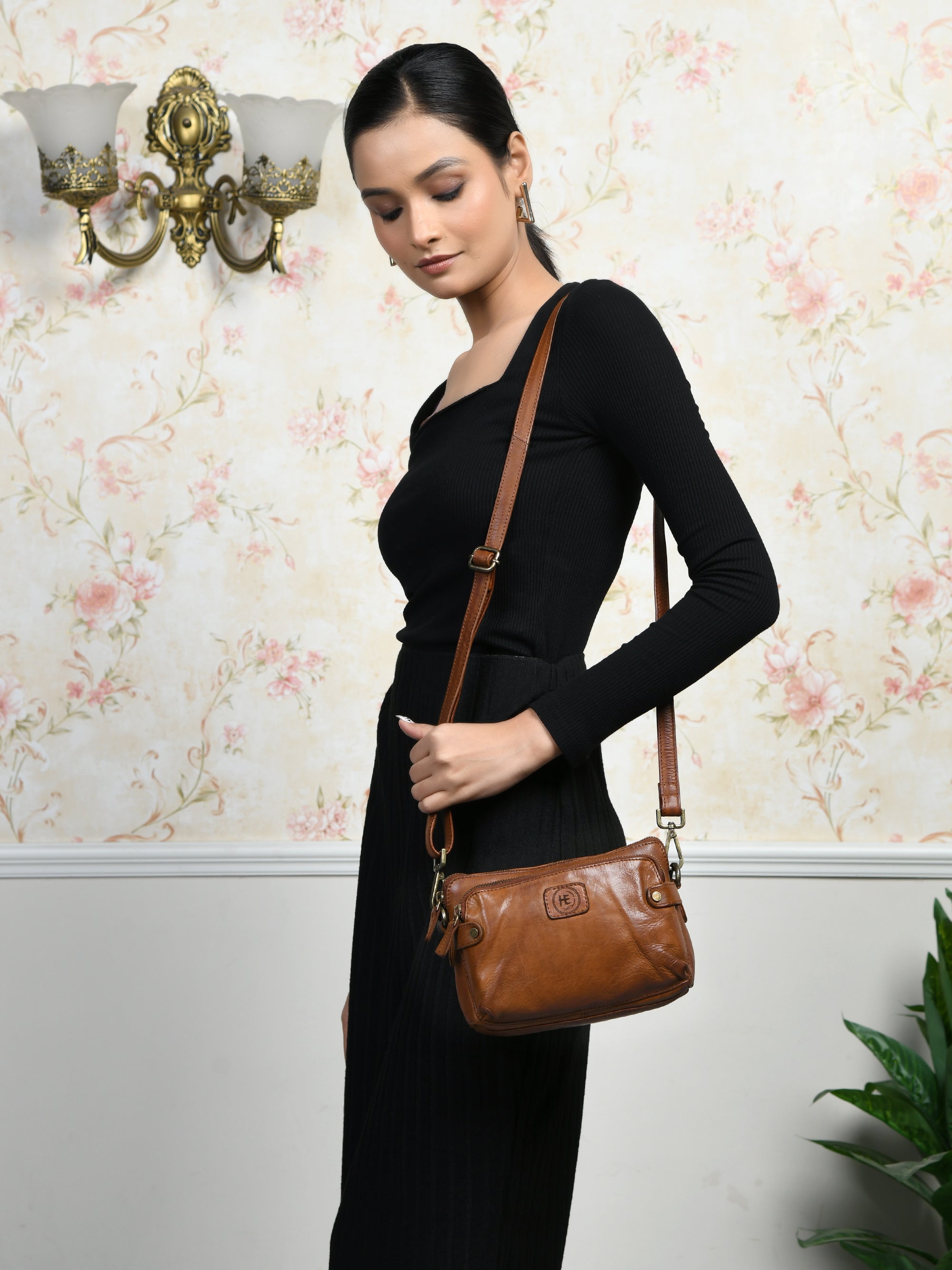 Classic Cognac Leather Women's Handbag - Tan colour